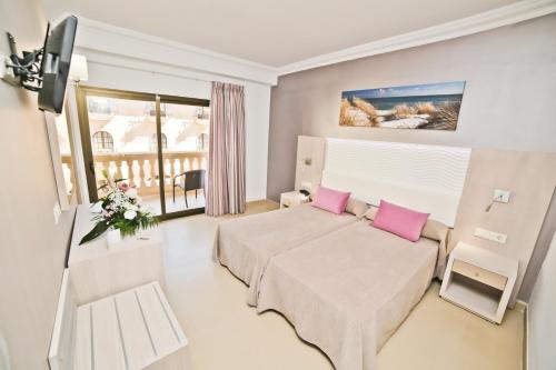 A bed or beds in a room at Hotel Baviera