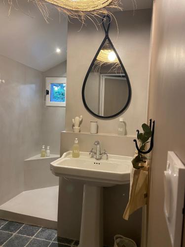 a bathroom with a sink and a mirror at Un matin de mai in Verlincthun