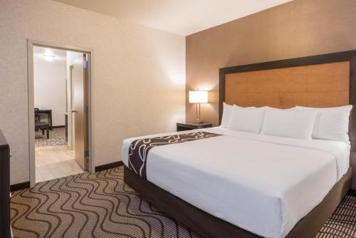 a large bed in a hotel room with a large bed at La Quinta by Wyndham Idaho Falls/Ammon in Idaho Falls