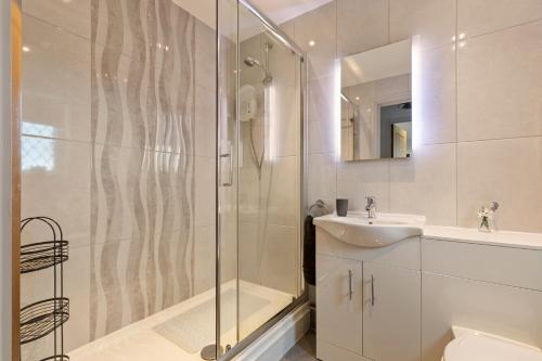 Vannituba majutusasutuses Cartwright's Cottage - Indoor Pool, Sports Courts, Play Park