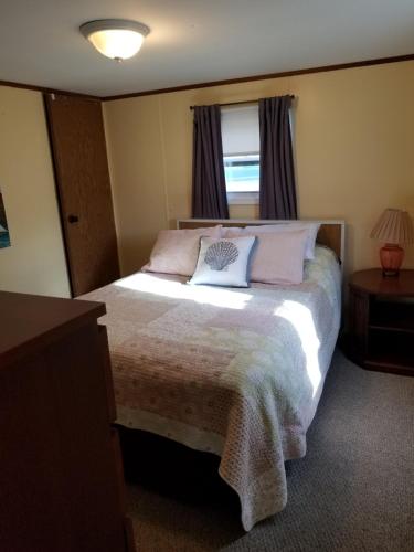 Schlafzimmer mit einem Bett mit rosa und weißen Kissen in der Unterkunft Dorothy and Johns Ocean City Md Vacation Home Sleeps 8 - 3 bedrooms 2 full bath in Ocean City