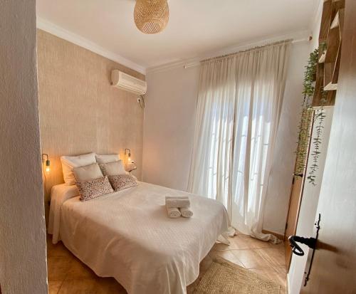 1 dormitorio con cama y ventana grande en Casa Lagom en Algodonales