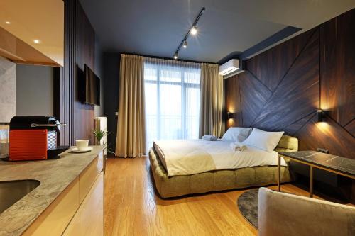 - une chambre avec un lit et une grande fenêtre dans l'établissement Belgrade Waterfront Apartments - Arcadia, à Belgrade