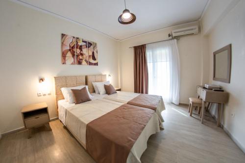 Кровать или кровати в номере Eleonas Holiday Home Apartment