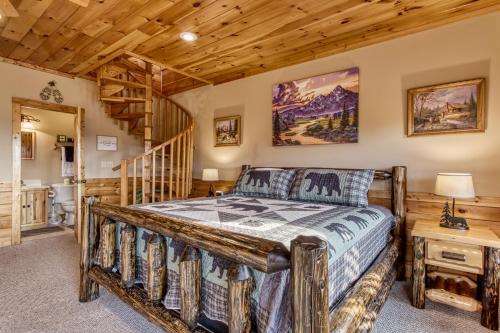 Ένα ή περισσότερα κρεβάτια σε δωμάτιο στο Mountain 4 Miles, Hot Tub, Amazing Views, 560 FREE tickets each paid day!!!