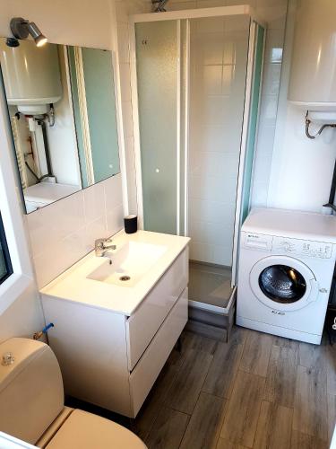 a bathroom with a sink and a washing machine at Appartement rénové lumineux proche centre ville in Louviers