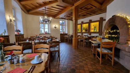 un comedor con mesas y sillas en un restaurante en MATZ Brunnenhof en Wilgartswiesen