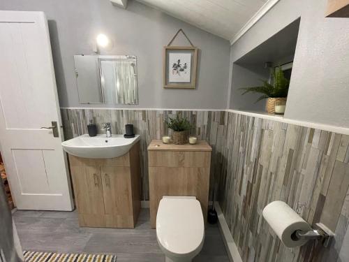 Ένα μπάνιο στο Westend Holiday Room 1 Brecon - Shared Bathroom