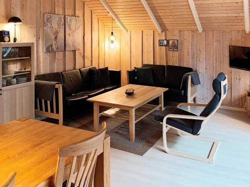 Oksbølにある6 person holiday home in Oksb lのリビングルーム(ソファ、テーブル付)