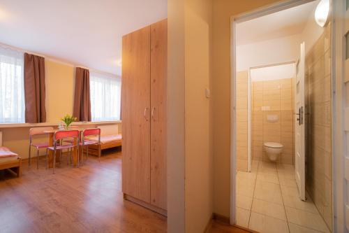 uma casa de banho com uma mesa e um WC num quarto em Sława Family Resort em Lubiatów