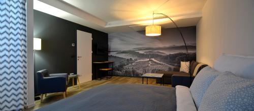 1 dormitorio con 1 cama y una pintura en la pared en Apartments CityMap Maribor-Free parking!, en Maribor