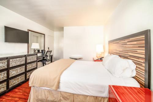 מיטה או מיטות בחדר ב-Hollywood Downtowner Inn
