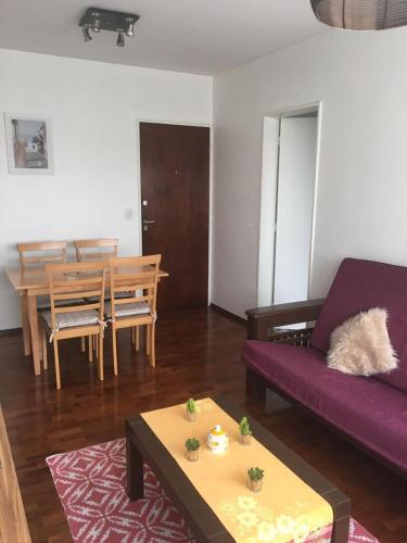 a living room with a purple couch and a table at Department Pancho Olivar in Mendoza