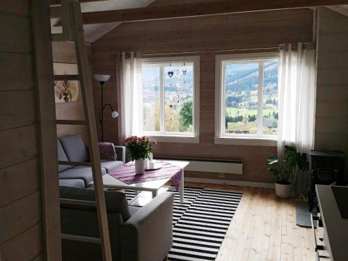 Ørstavikにある7 person holiday home in RSTA BRUNGOTの二段ベッド1組、窓2つが備わる客室です。