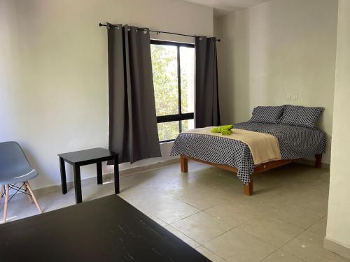 sypialnia z łóżkiem i oknem w obiekcie MB rio w mieście Jalpan
