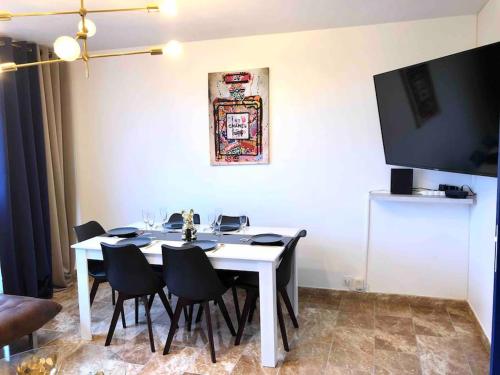 Μια τηλεόραση ή/και κέντρο ψυχαγωγίας στο Le Canet - Appartement entier 75 m2 sur Orléans