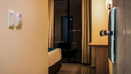 a door leading to a room with a bed and a mirror at Balcones de la Quinta in Ríohacha