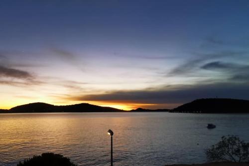 Fotografia z galérie ubytovania Beach front apartment with beautiful sunsets v Rogoznici