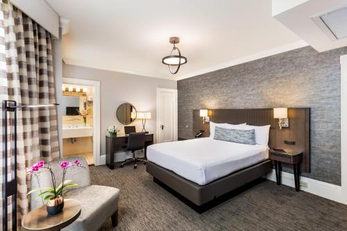 Tempat tidur dalam kamar di Handlery Union Square Hotel