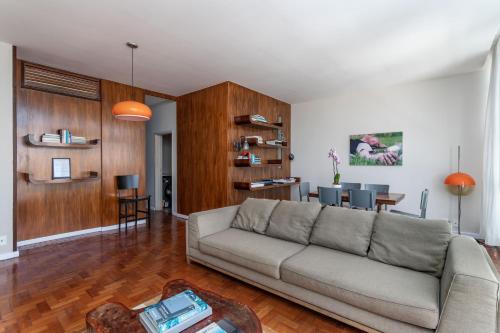 un soggiorno con divano e tavolo di Unhotel - Apartamento Familia Design Ipanema, - Perto da Praia a Rio de Janeiro