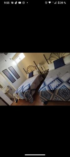 twee bedden naast elkaar in een kamer bij Casa Pueblo bonito in Bernal