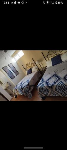 two beds sitting next to each other in a room at Casa Pueblo bonito in Bernal
