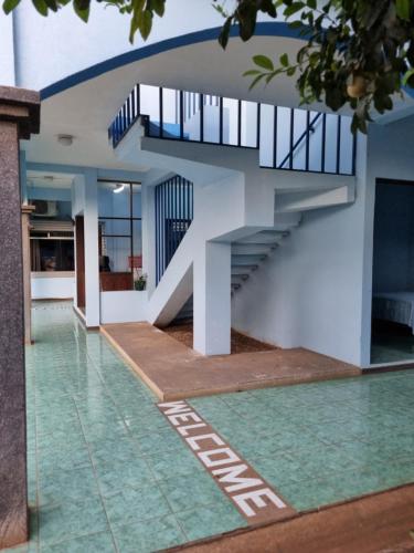 a staircase in a house with a green floor at Hotel y Restaurante El Marino in Santa Cruz