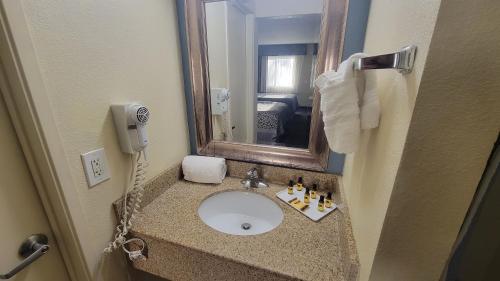 Ett badrum på SureStay Hotel by Best Western Chula Vista San Diego Bay
