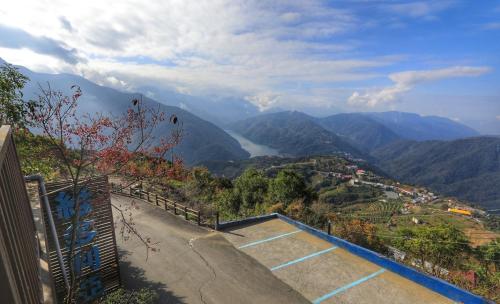 a view of a valley with a view of a mountain at Victoria Peak Garden Suburb in Renai