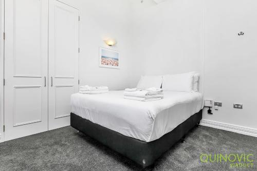 Un ou plusieurs lits dans un hébergement de l'établissement QV Water View Britomart Apartment with WIFI -557