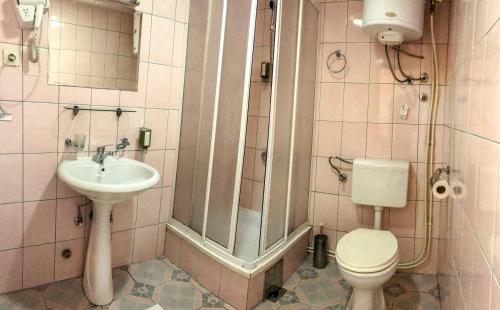 A bathroom at Room in Guest room - Hotel Square Macedonia