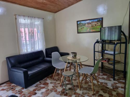 TV a/nebo společenská místnost v ubytování Cabañas 4 Caminos