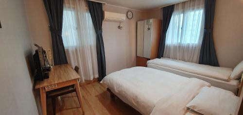 Ліжко або ліжка в номері Appletree Hotel Pohang