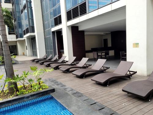 Piscina en o cerca de Andy's Place One Eastwood Tower 1