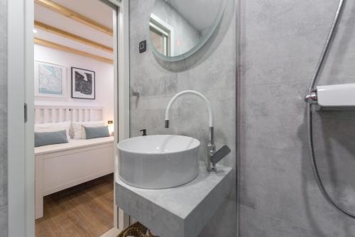 杜布羅夫尼克的住宿－波波旅館，一间带水槽和镜子的浴室
