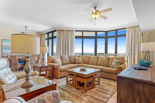Ruang duduk di The Oasis at Orange Beach 1903 (formerly known as Phoenix West II)