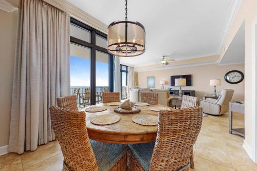 Ruang duduk di The Oasis at Orange Beach 1903 (formerly known as Phoenix West II)