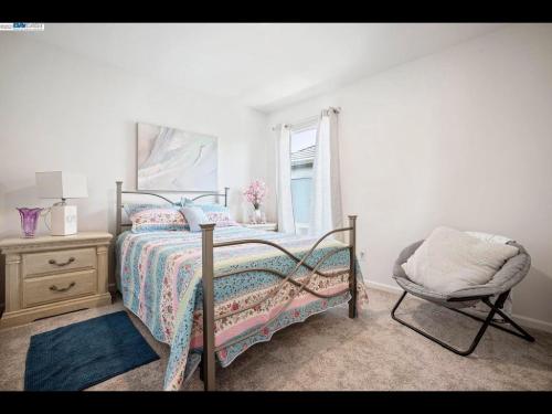 Katil atau katil-katil dalam bilik di Madera lovely home