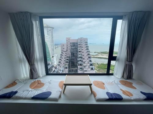 Ένα ή περισσότερα κρεβάτια σε δωμάτιο στο Melaka Imperio Residence with Wifi and PoolSeaview