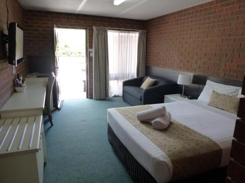 En eller flere senger på et rom på Healesville Motor Inn