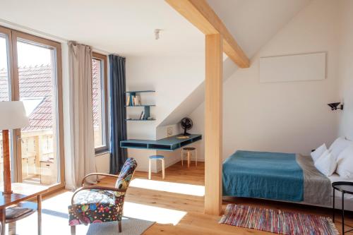 ein Schlafzimmer mit einem Bett und einem Schreibtisch in einem Zimmer in der Unterkunft OLLERS in Ollersdorf im Burgenland