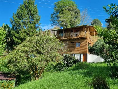 ein Haus an der Seite eines Hügels mit Bäumen in der Unterkunft Cabaña 4 Caminos 2 in San Francisco