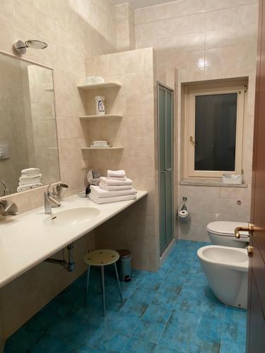 ein Badezimmer mit einem Waschbecken, einer Badewanne und einem WC in der Unterkunft Home Toledo 355 in Neapel