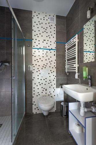 a bathroom with a toilet and a sink and a shower at Holiday Family Pod Świerkami centrum miasta! in Szklarska Poręba