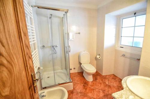 LamelasCasa de Barreiros Camélias de Basto的带淋浴、马桶和水槽的浴室