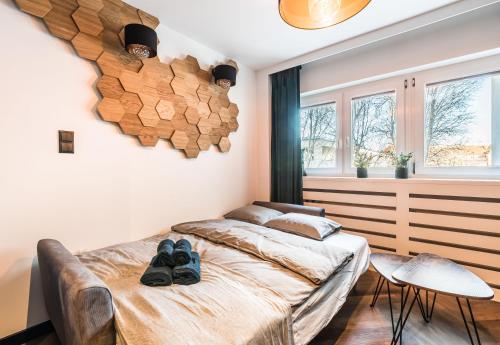 Un dormitorio con una cama con zapatos. en Hexagon Studio, en Wroclaw