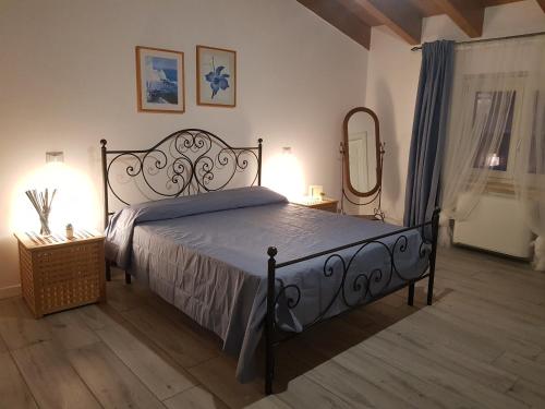 een slaapkamer met een groot bed en een spiegel bij Nottola B&B in Ladispoli