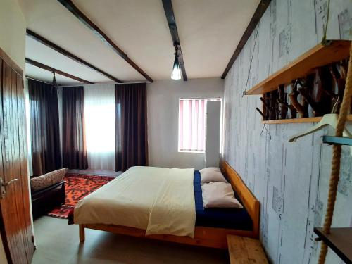 Postel nebo postele na pokoji v ubytování Riverside Karakol