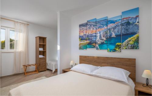 a bedroom with a large white bed in a room at Amazing Home In Zrnovnica in Žrnovnica