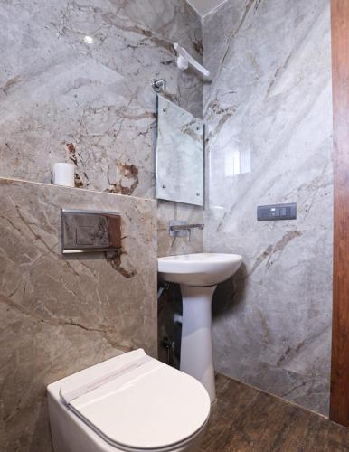 Ένα μπάνιο στο THE TAJ PEARL HOTEL